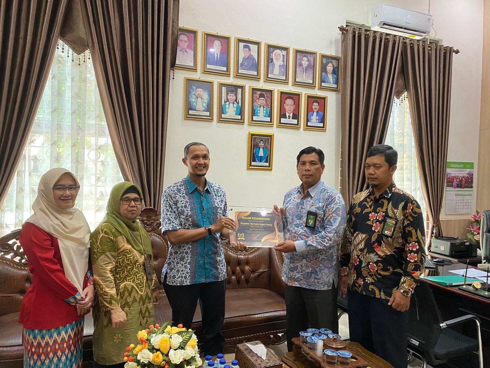 Penyerahan Piagam Badan Publik Informatif kategori Instansi Vertikal Tahun 2023